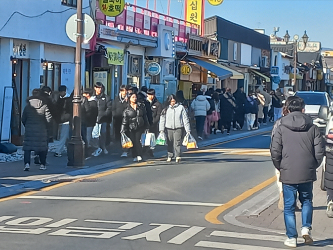 2023.12.1 오후 2시경 경주 황리단길 젊은 관광객 북적북적