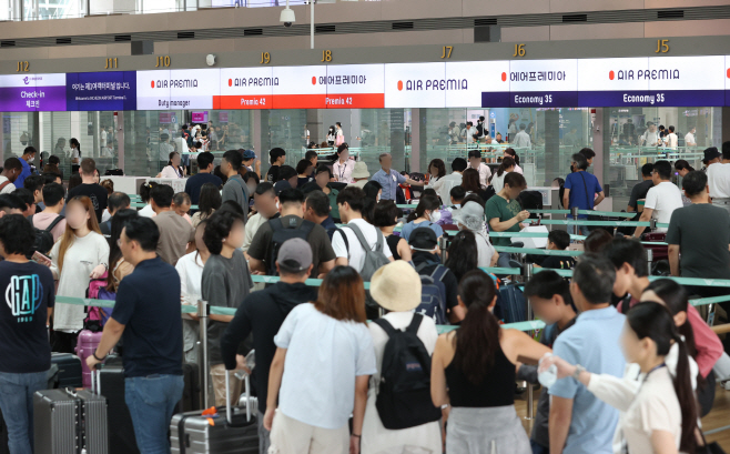 붐비는 인천국제공항<YONHAP NO-2312>