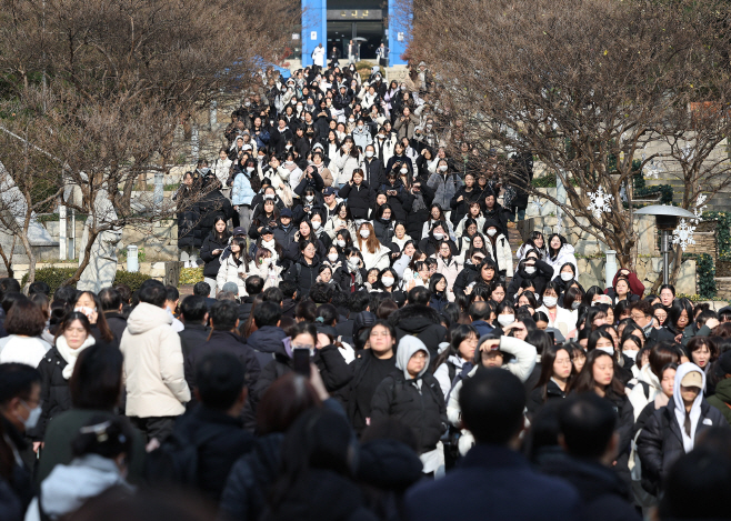 수능 끝, 이제는 논술<YONHAP NO-1624>