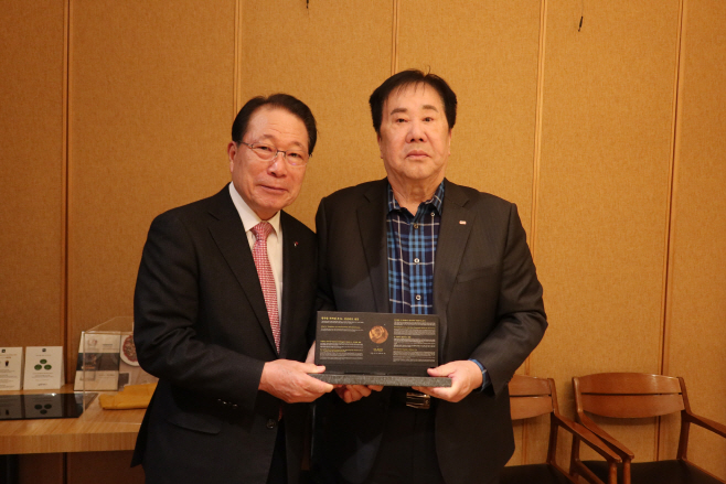 [이미지 1] 한미동맹재단 감사패 수령 사진