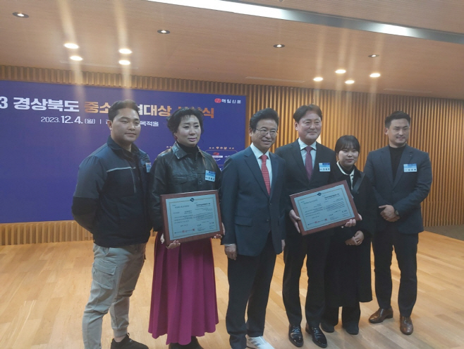 좌)정우하이텍(주) 대표와 관계자, 이철우 경북도지사, 우)