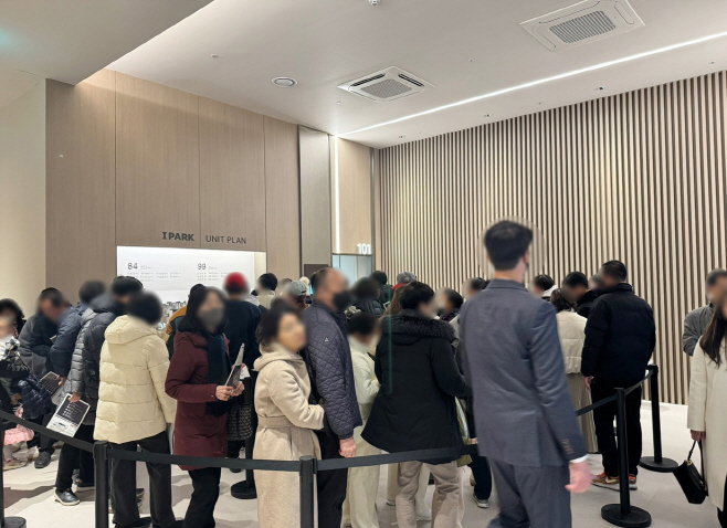 청주 가경 아이파크 6단지 견본주택을 방문한 고객들(3)