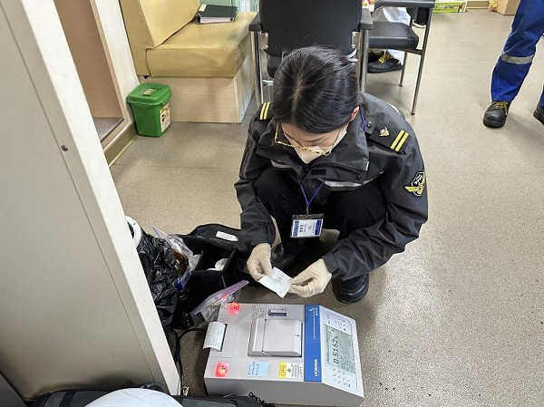 휴대용 황분석기 이용 기준 적합여부 확인하는 장면