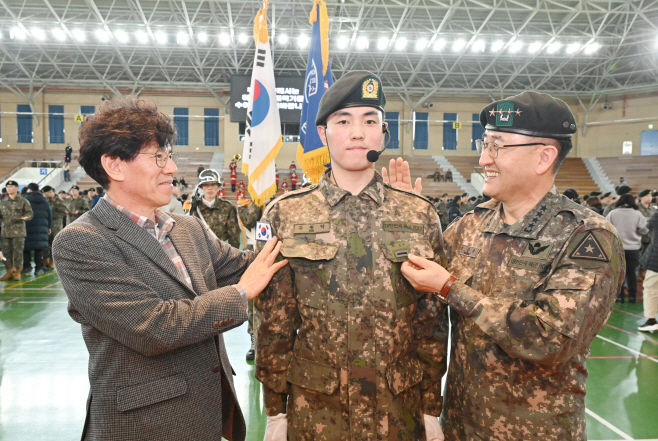 박안수 육군참모총장, 훈련병에 계급장 수여