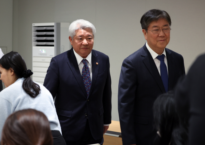 기자실 나서는 김홍일 신임 방통위원장 후보자<YONHAP NO-2774>