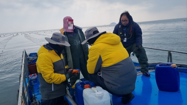 무기산 단속 중인 어업감독공무원