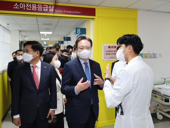 응급의료센터 둘러보는 조규홍 장관<YONHAP NO-3336>