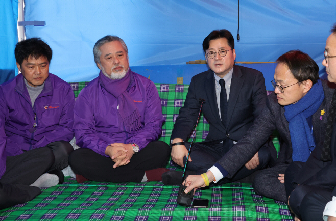 이태원 참사 유가족협의회 농성장 찾은 홍익표 원내대표