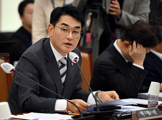 [포토] [2023 국감] 자료제출 요구하는 박용진 의원