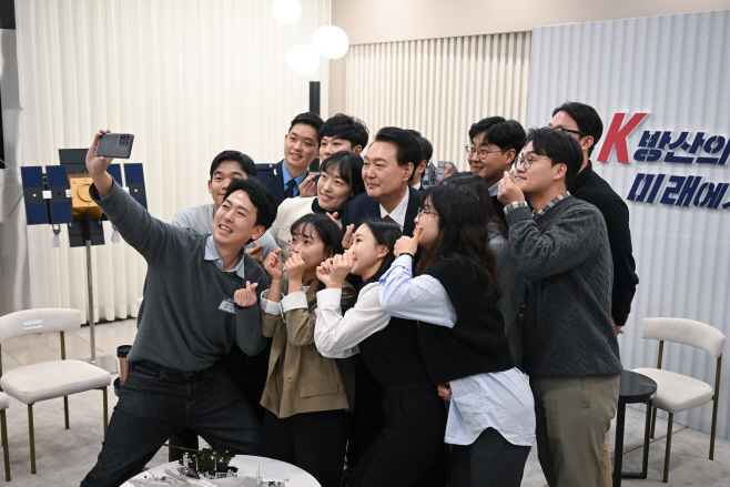 청년 방위산업인과 기념사진 찍는 윤석열 대통령