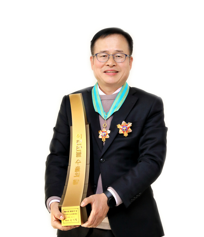 사진1 - 은탑산업훈장 수여받은 정호석 대표이사(원본)