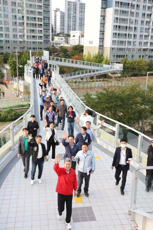 지난 10월 준공된 포항 철길 숲 상생숲길 인도교. /포항시