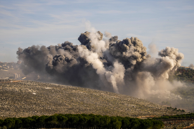 이스라엘 공습으로 레바논 국경 마을서 피어오르는 연기