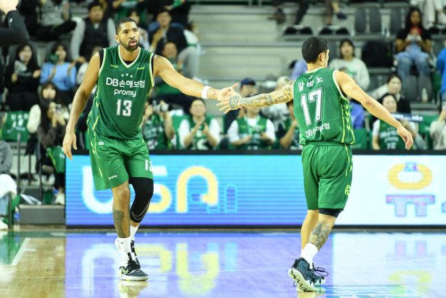 원주 DB 로슨과 알바노. KBL