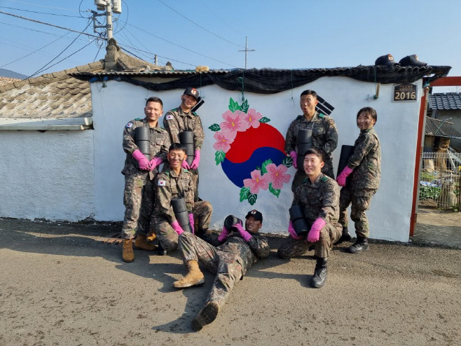 1211 함안 39사단 신병교육대대 따뜻한 사랑의 연탄 봉사2 (1)