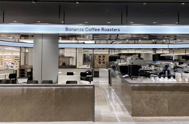 [이미지1] 보난자커피 롯데백화점 인천점 매장 전경컷