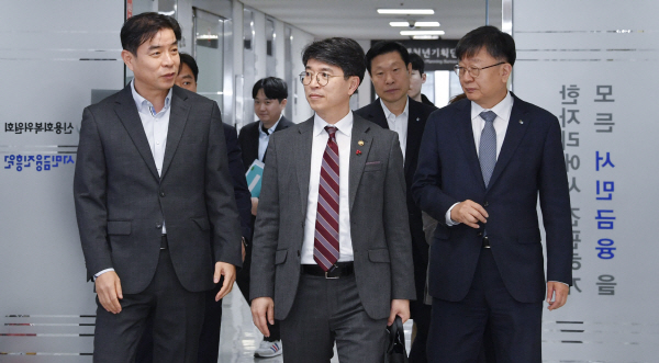 김완섭 차관, 서민금융진흥원 현장방문 (1) (1)