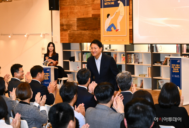 [포토] 고립은둔 청년 지원사업 공유회 참석한 오세훈 서울시장