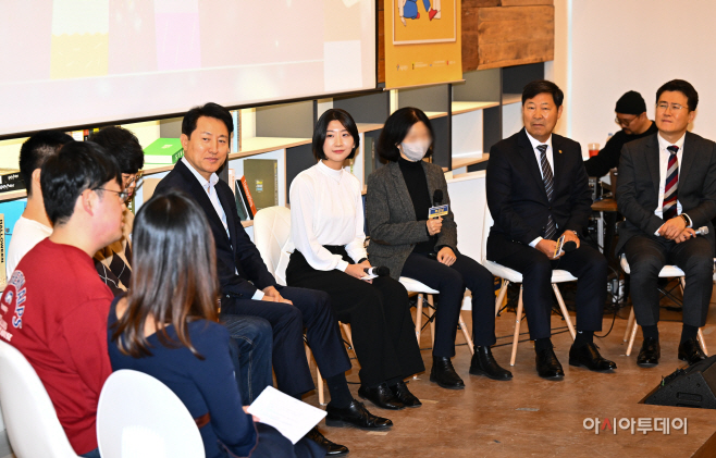 [포토] 고립은둔 청년 이야기 듣는 오세훈 시장