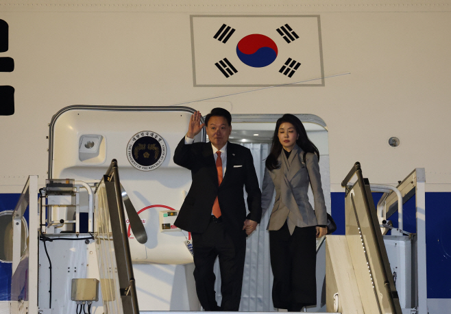 네덜란드 암스테르담 도착한 윤석열 대통령 내외