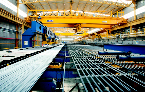 동국제강 인천공장에서 철근이 생산되는 모습