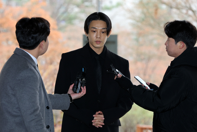 취재진 질문에 답하는 유아인