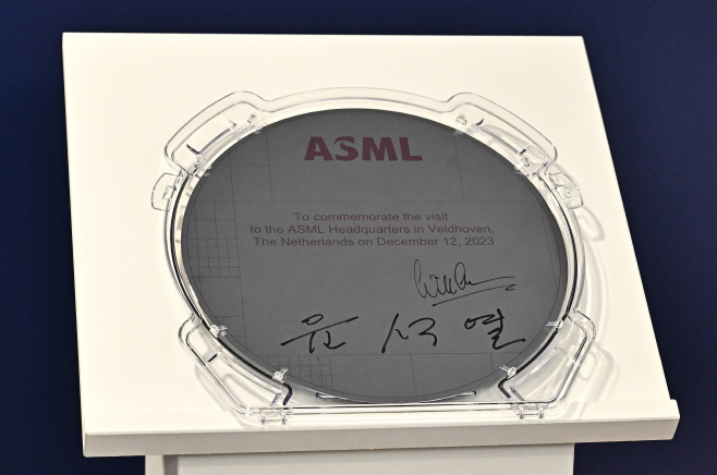 윤 대통령이 ASML 방문해 웨이퍼에 남긴 서명
