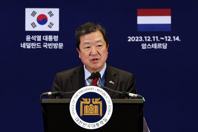 네덜란드 방문 주요 경제 일정 브리핑하는 박춘섭 경제수석