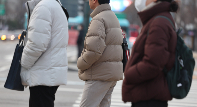 '손 시려워'