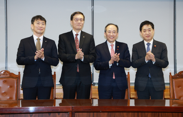 비상거시경제금융회의 개최<YONHAP NO-1907>