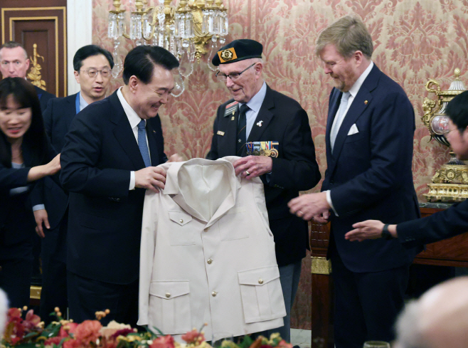 네덜란드 한국전 참전 용사에게 '영웅의 제복' 전달하는 윤석열 대통령