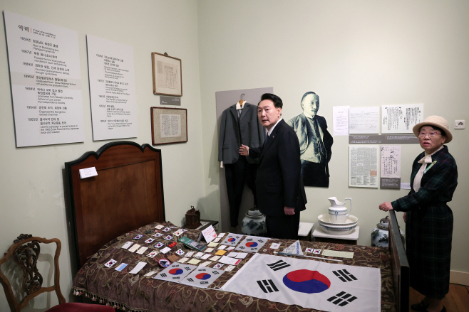 이준 열사가 숨진 방 관람하는 윤석열 대통령