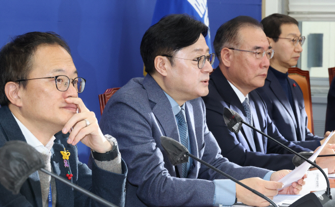 발언하는 홍익표 원내대표