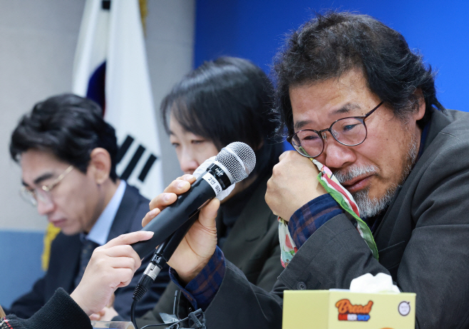 눈물 닦는 유가족