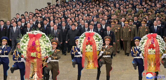 북한 김정은, 김정일 사망 12주기에 금