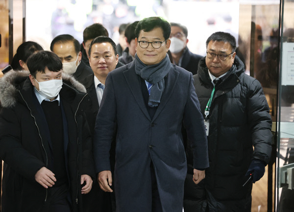 영장심사 출석하는 송영길 전 대표<YONHAP NO-2037>