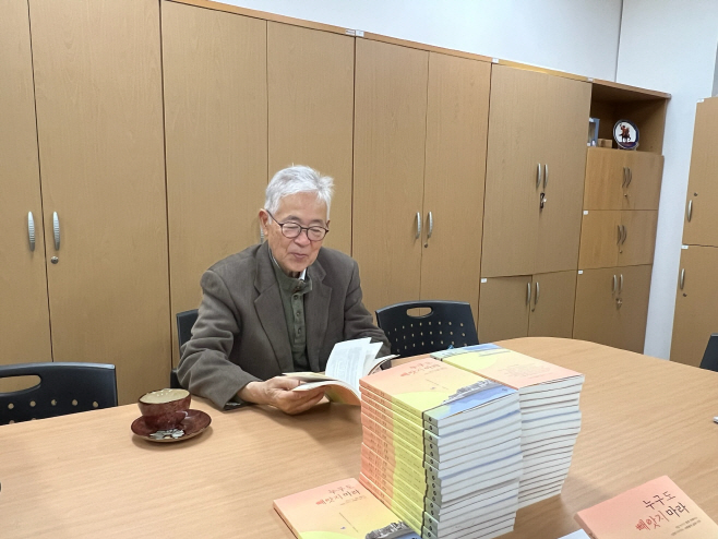 일본평화운동가 기무라 히데토씨, 의병박물관에 도서 기증))