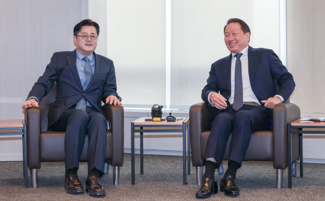 최태원 회장 면담하는 홍익표 원내대표