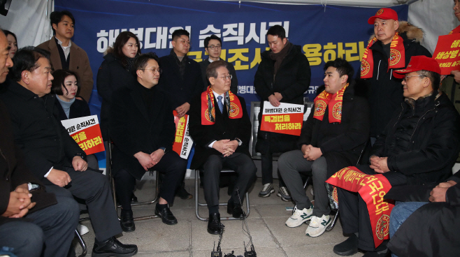 해병대원 순직 국정조사 수용 촉구 농성장 찾은 이재명 대표