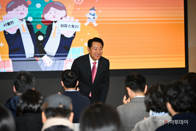[포토] 서울런 2주년 성과보고회 참석하는 오세훈 시장