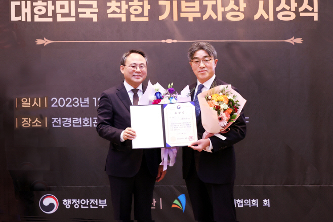 행안부 고기동 차관이 대우건설 서희종 상무에게 상 수여