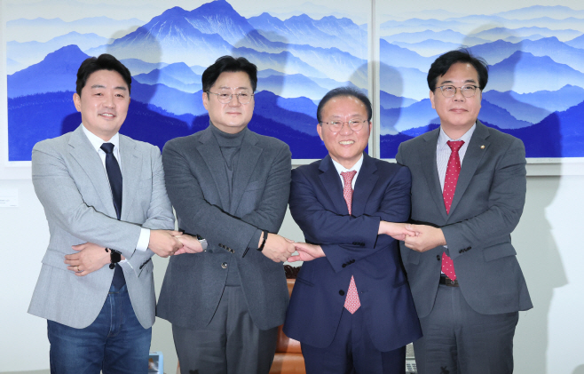 손 맞잡은 여야 예산안 2+2 협의체