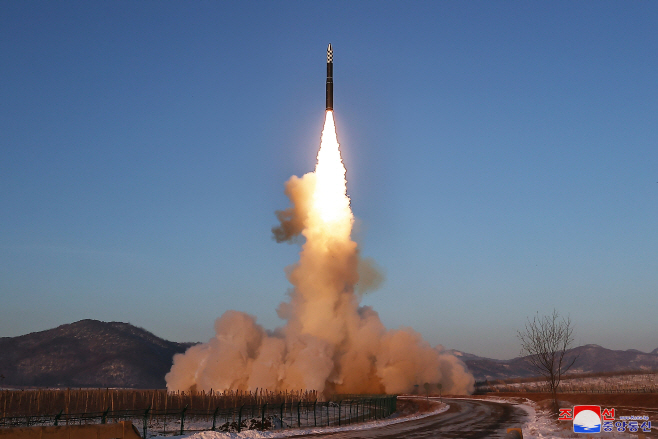 북한, ICBM 화성-18형 발사훈련 보도…김정은 