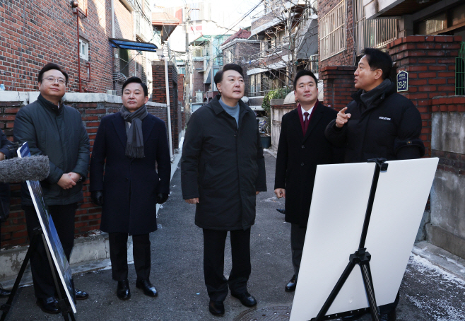 중랑구 모아타운 설명듣는 윤석열 대통령