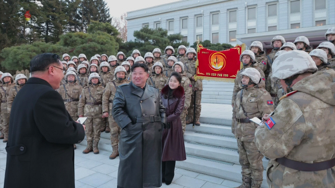 북한 김정은, 화성-18형 발사 훈련에