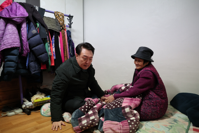 한파 시기 취약 어르신 가구 방문한 윤석열 대통령