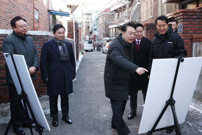 중랑구 모아타운 설명듣는 윤석열 대통령