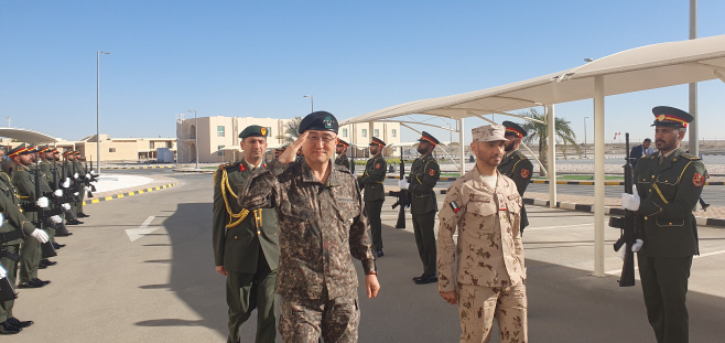 의장대 사열하는 박안수 육군참모총장과 UAE 지상군사령관