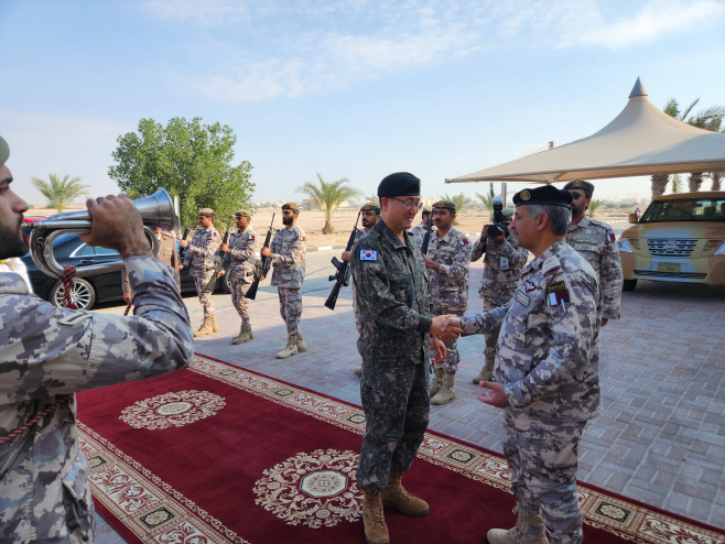 카타르 지상군사령관과 악수하는 박안수 육군참모총장