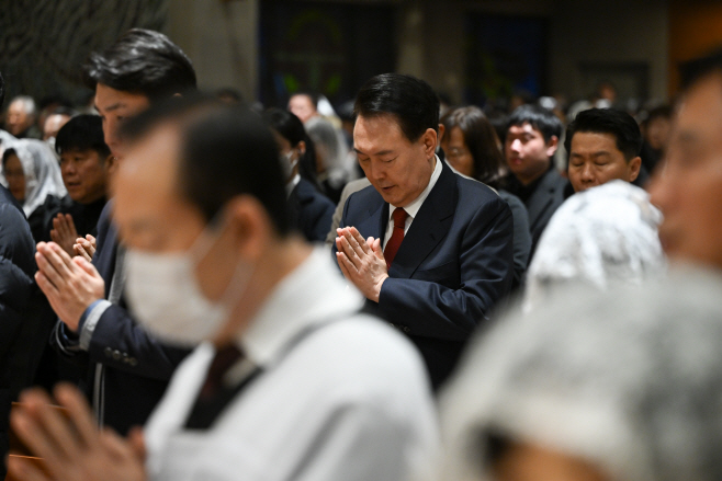 성탄 미사 참석한 윤석열 대통령